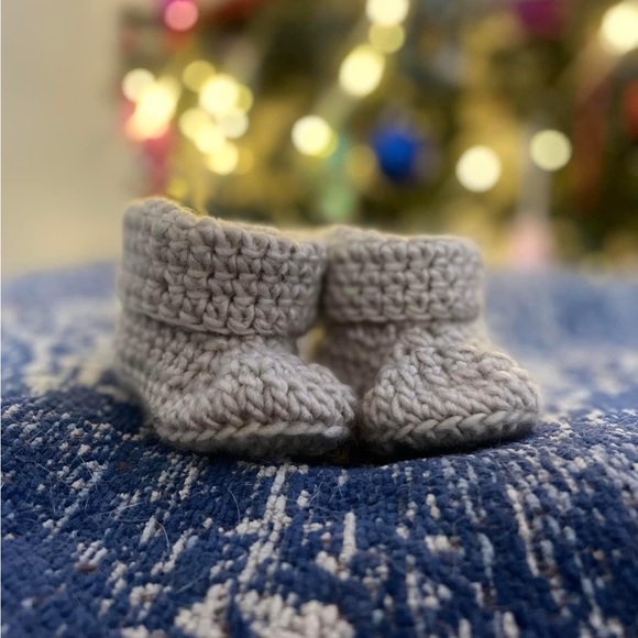 Crochet baby booties - Picture 1 of 3